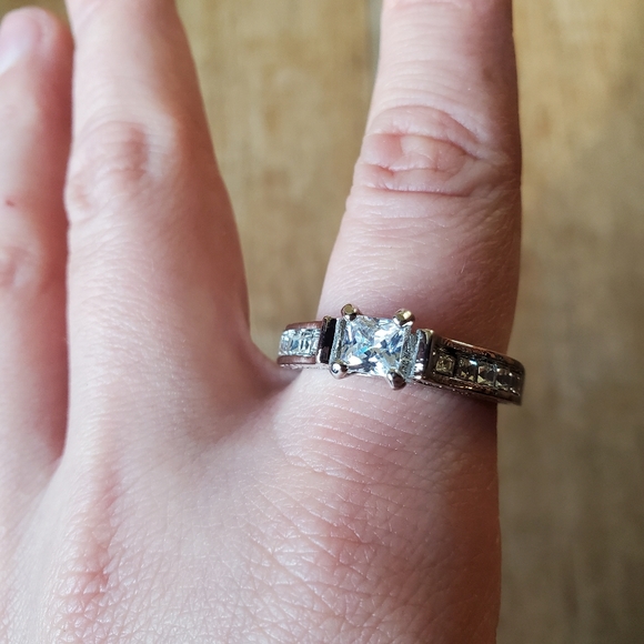 *RARE* Vintage Dainty Engagement Ring - Picture 10 of 15